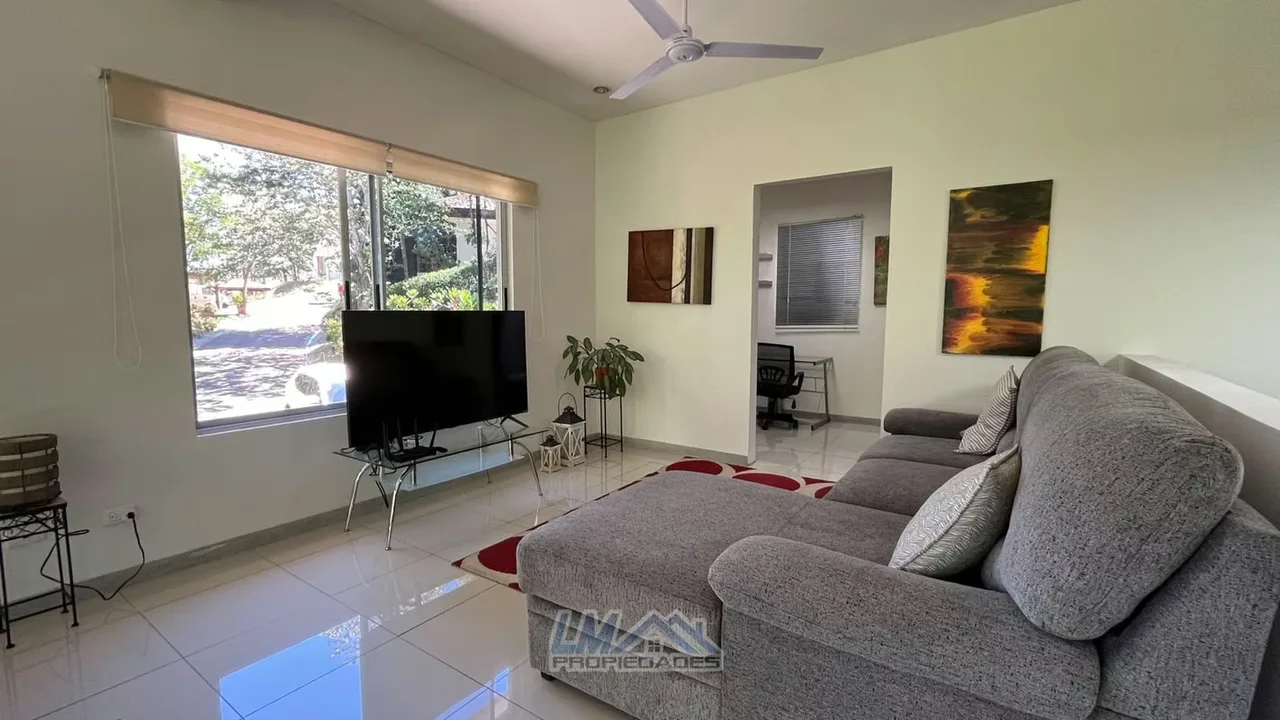 Disfrutá de la tranquilidad de vivir rodeado de naturaleza en esta amplia casa de dos plantas, ubicada en un seguro y tranquilo condominio en Ciudad Colón, San José., photo 3