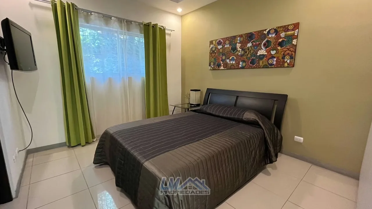 Disfrutá de la tranquilidad de vivir rodeado de naturaleza en esta amplia casa de dos plantas, ubicada en un seguro y tranquilo condominio en Ciudad Colón, San José., photo 7