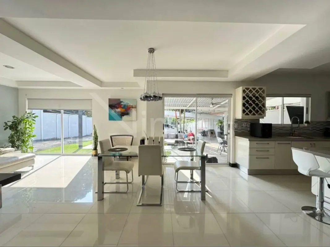 Se vende amplia casa con jardines en verde y rancho propio ubicada en el centro de Orotina.