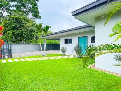 Villa Luma, una villa moderna de 3 dormitorios con piscina privada en el corazón de Uvita.