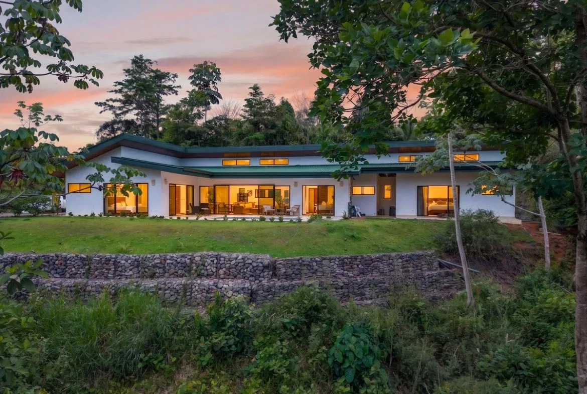 LUXURY PROPERTY WITH FIVE BEDROOMS AND GUEST HOUSE, IN PLATANILLO – 1.62 ACRES, photo 2