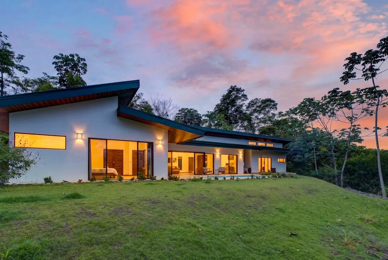 LUXURY PROPERTY WITH FIVE BEDROOMS AND GUEST HOUSE, IN PLATANILLO – 1.62 ACRES, photo 3