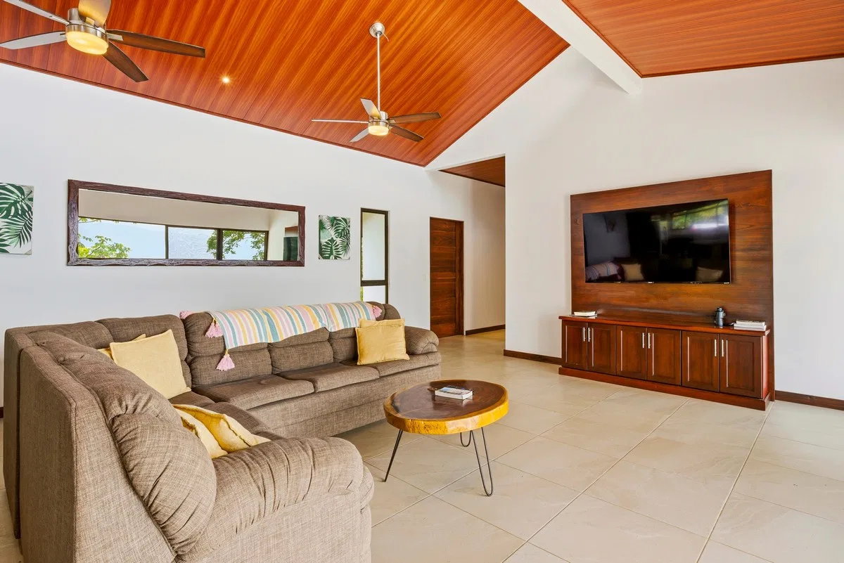 LUXURY PROPERTY WITH FIVE BEDROOMS AND GUEST HOUSE, IN PLATANILLO – 1.62 ACRES, photo 4