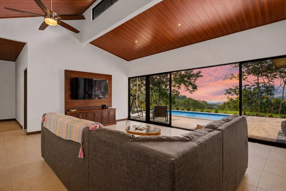 LUXURY PROPERTY WITH FIVE BEDROOMS AND GUEST HOUSE, IN PLATANILLO – 1.62 ACRES, photo 9