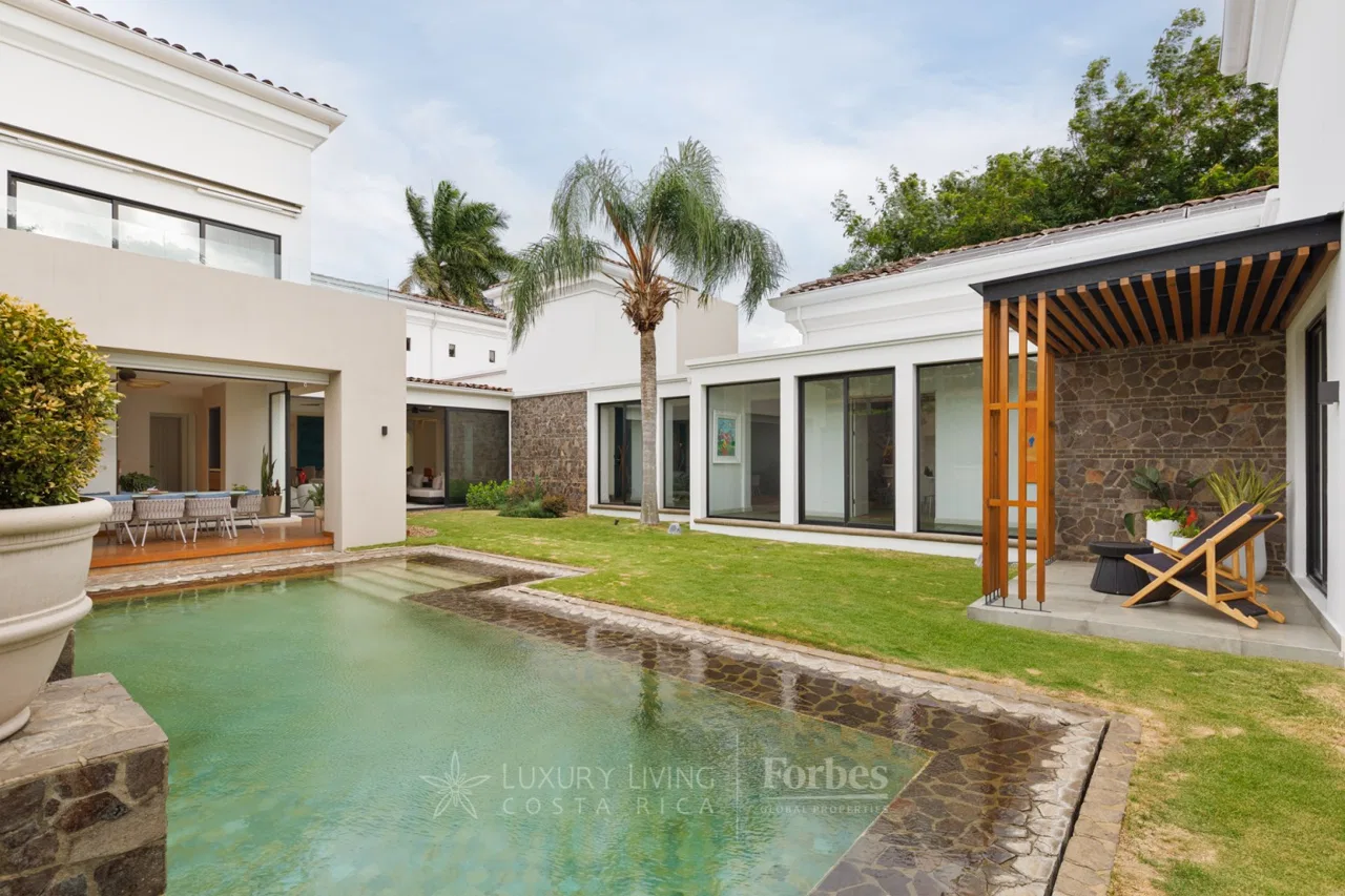 Casa de Una Planta, 5 dormitorios, oficina, Piscina y Jardín