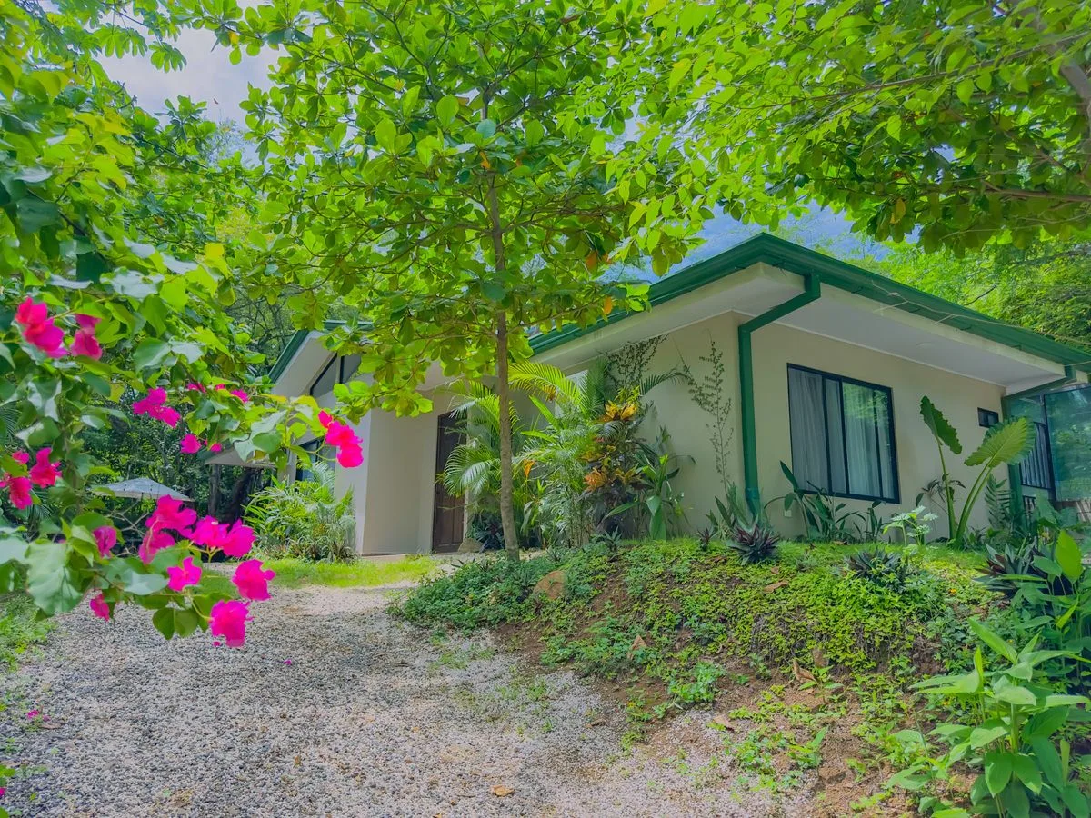 Casa Hiller, Charming 4-Bedroom Home Surrounded by Nature – Playas del Coco