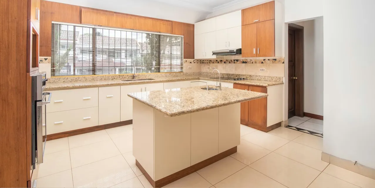 Home 4BR in Curridabat Guayabos - Privileged Area - Spacious Living, photo 5