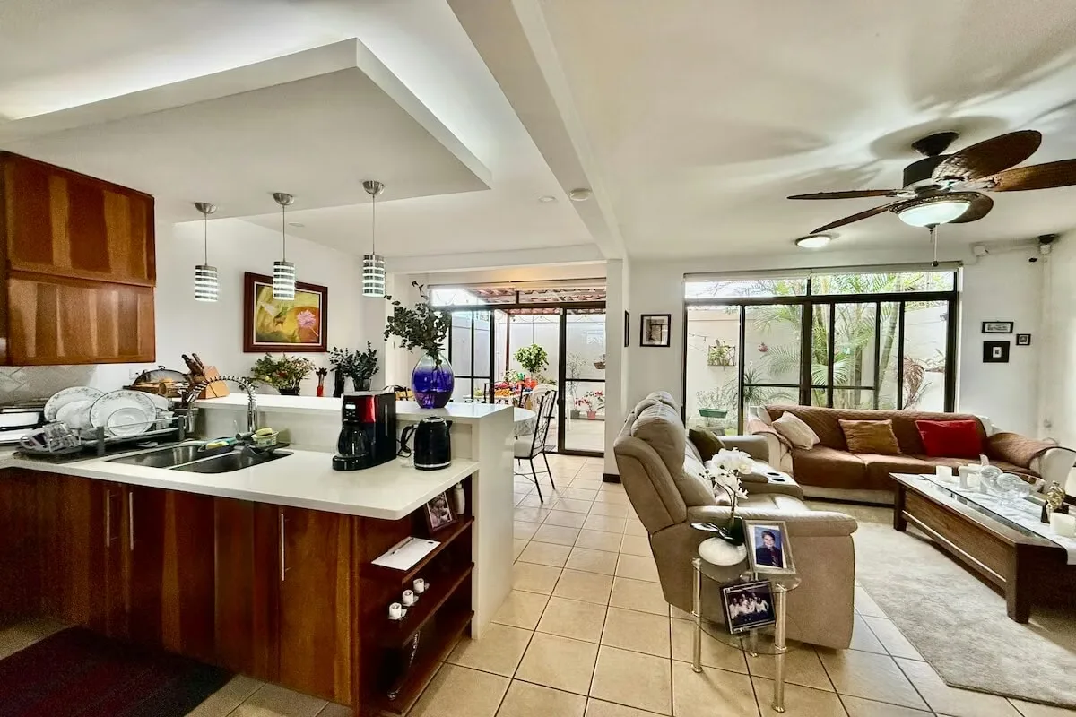 Dining room, guest toilet, integrated kitchen with counter top, granite, gas template. Terrace with garden. ...