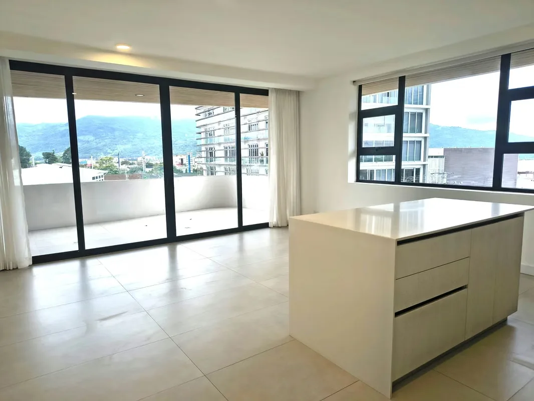 Sala, comedor, cocina, cuarto de pilas, 3 habitaciones, 2 baños, terraza, 2 parqueos.