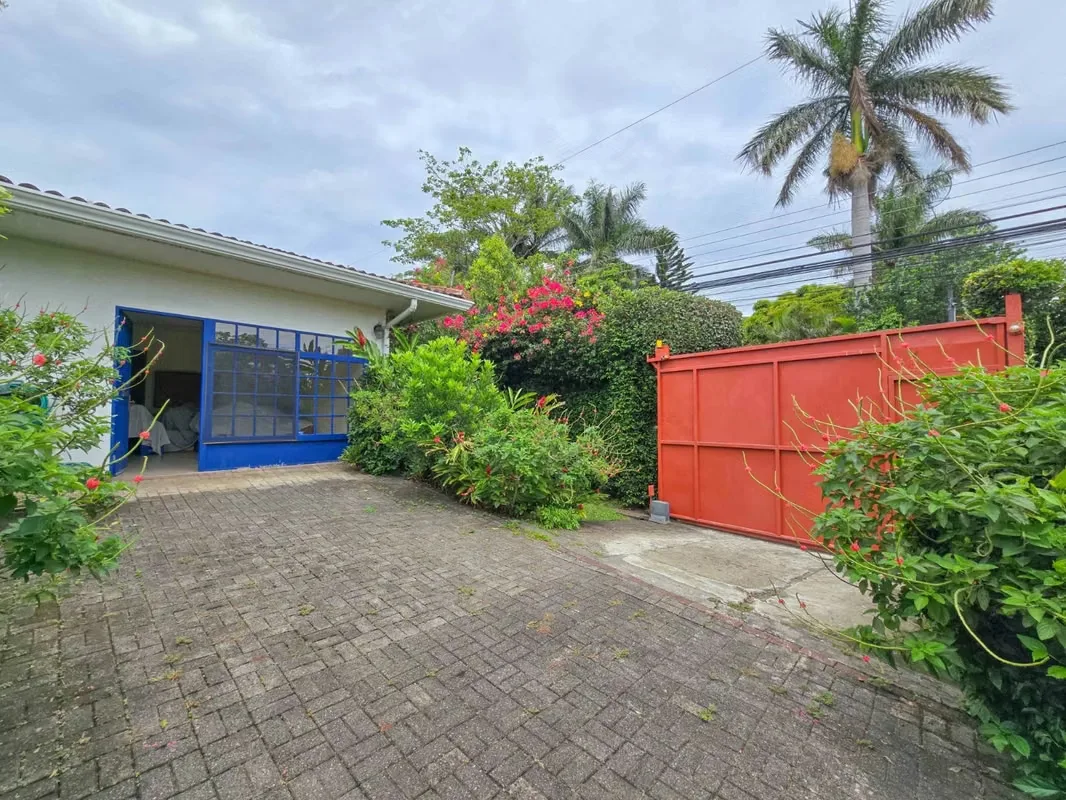 Hermosa y exclusiva propiedad situada en Piedades de Santa Ana, ideal para inversión, negocio o residencia familiar. Cuenta con 3 casas independientes de UNA SOLA PLANTA, amplios ..., photo 12