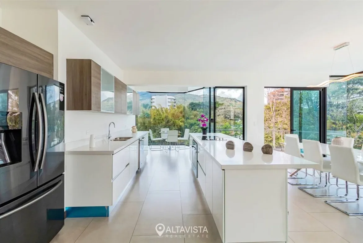 Apartamento en Condominio Positano, Escazú: Exclusividad y Conectividad