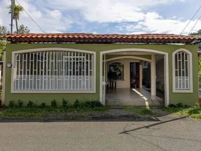 Casa remodelada asequible en Naranjito