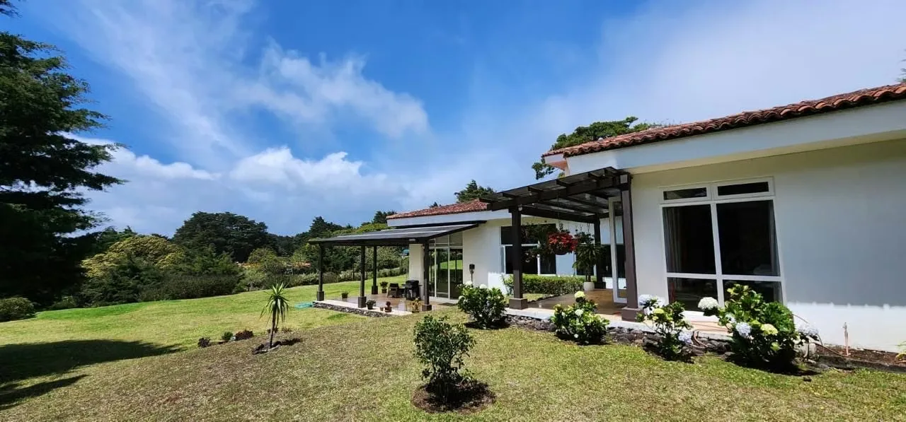 Disfrute de un estilo de vida rodeado de naturaleza, privacidad y un clima excepcional en esta hermosa propiedad ubicada en Los Ángeles de San Rafael de Heredia, a pocos minutos del ..., photo 3