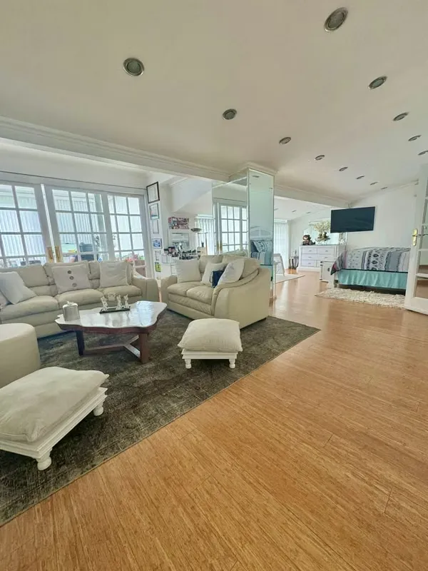 Amplia y elegante propiedad de 450 m² de construcción sobre 410 m² de terreno, diseñada para brindar comodidad, funcionalidad y acabados de alta calidad en cada espacio., photo 2