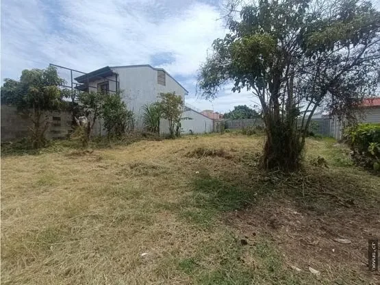 Build your Costa Rica home on a flat, ready-to-build lot on a quiet cul-de-sac in Santo Domingo de Heredia.
