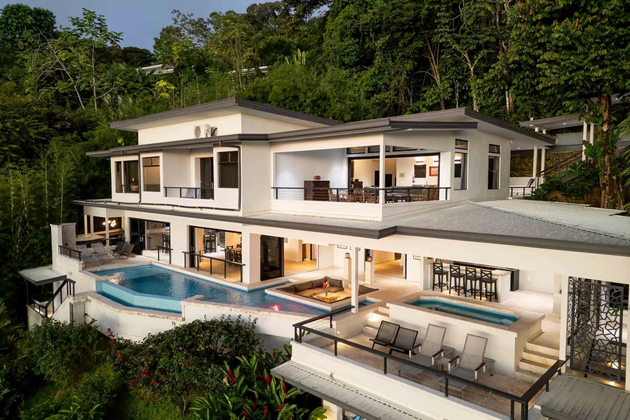VILLA CIELO AZUL LUXURY PROPERTY WITH SIX BEDROOMS AND OCEAN VIEWS, IN JARDINES DEL MORETE UVITA – 0.55 ACRES