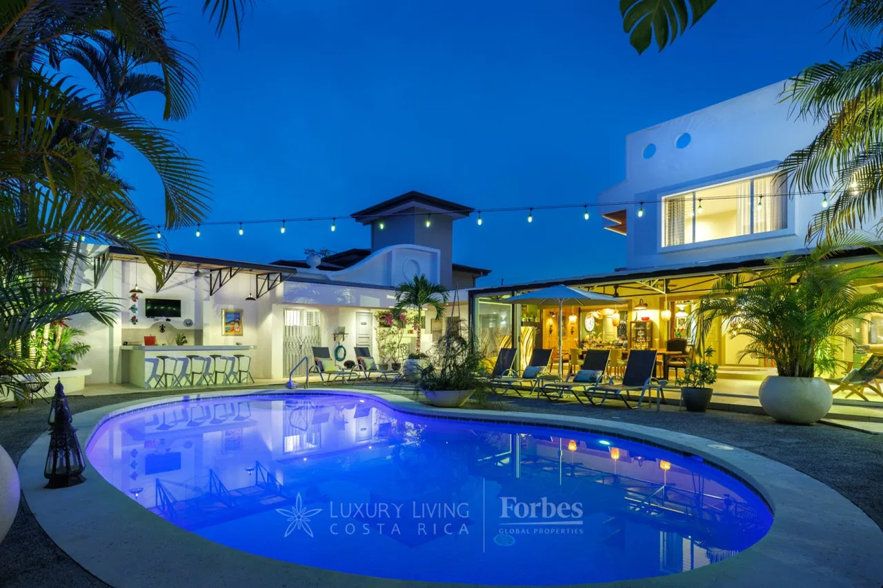 House in a residential with a pool, near the mountains of Escazú
