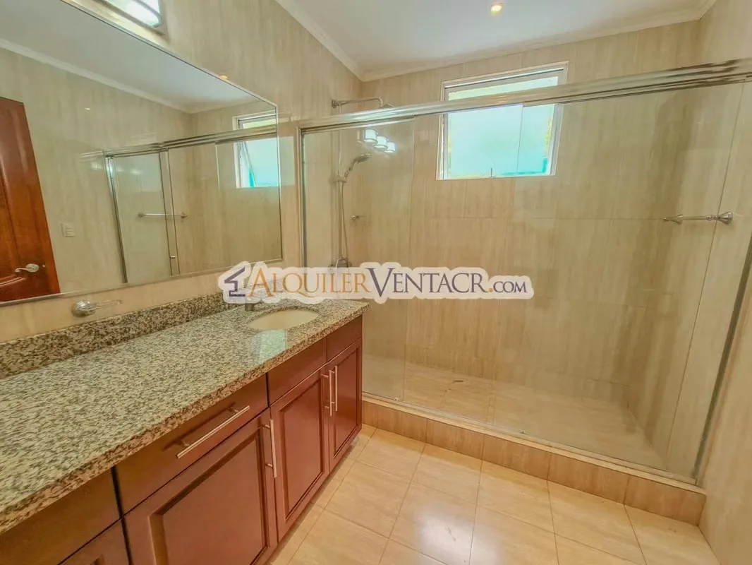 Apartamento amueblado en San Rafael de Escazú con balcón y amenidades, photo 2