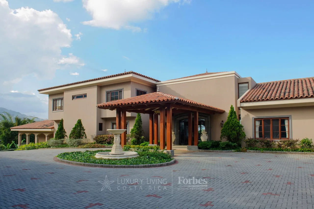 Luxury mansion 11 bedrooms view lot 11,500m2 in Escazú