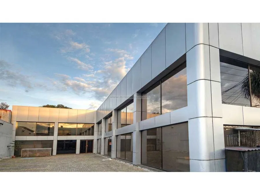 Edificio de dos niveles en Sabana Sur