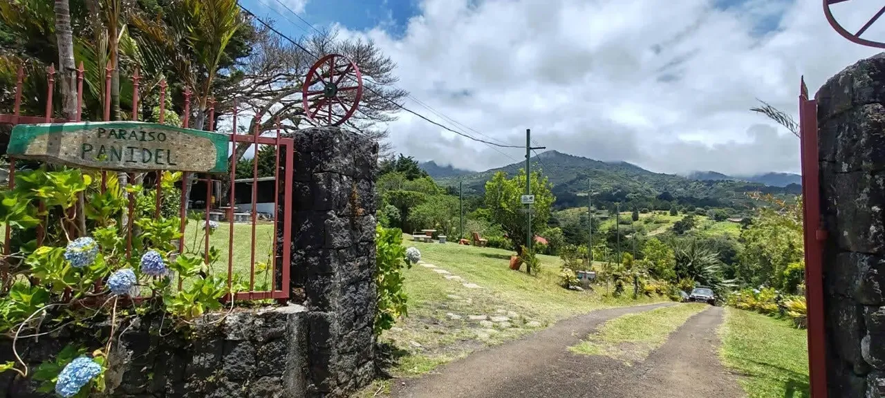 Deseas vivir rodeado de naturaleza? Esta quinta de 8227m2 cuenta con todo lo necesario para tener tu hogar cerca de todo. La propiedad cuenta con , 2 Ranchos, cabaña, construida en ...