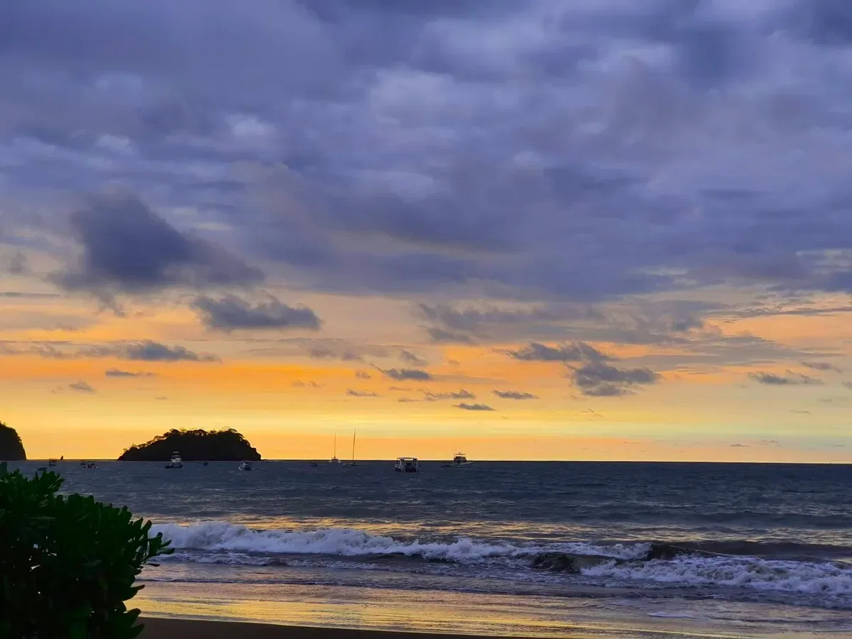 Sea Bird 8 – Loft-Style Condo | One Bed + Flex Room | 2 Baths | Walk to Beach