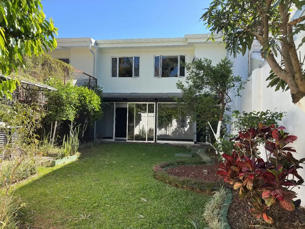 Casa grande en alquiler, con patio, tres habitaciones mas oficina. En condominio San Rafael de Heredia.