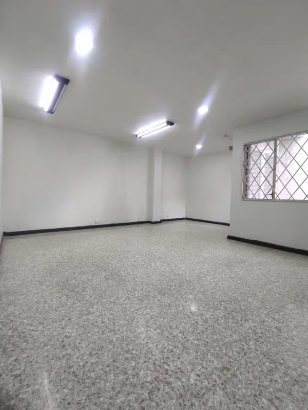 The third full floor is rented, San Jose center by the automercado 240 square meters, main living room, offices, kitchenette, 4 bathrooms. Ideal for administrative offices, boxing ...