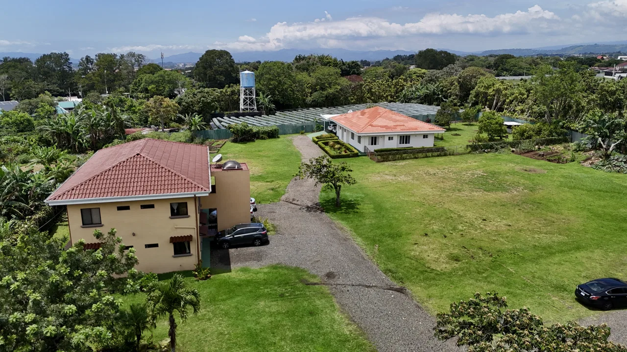 Multi-Home Estate with Endless Possibilities Just 13 Minutes from the Airport, photo 2