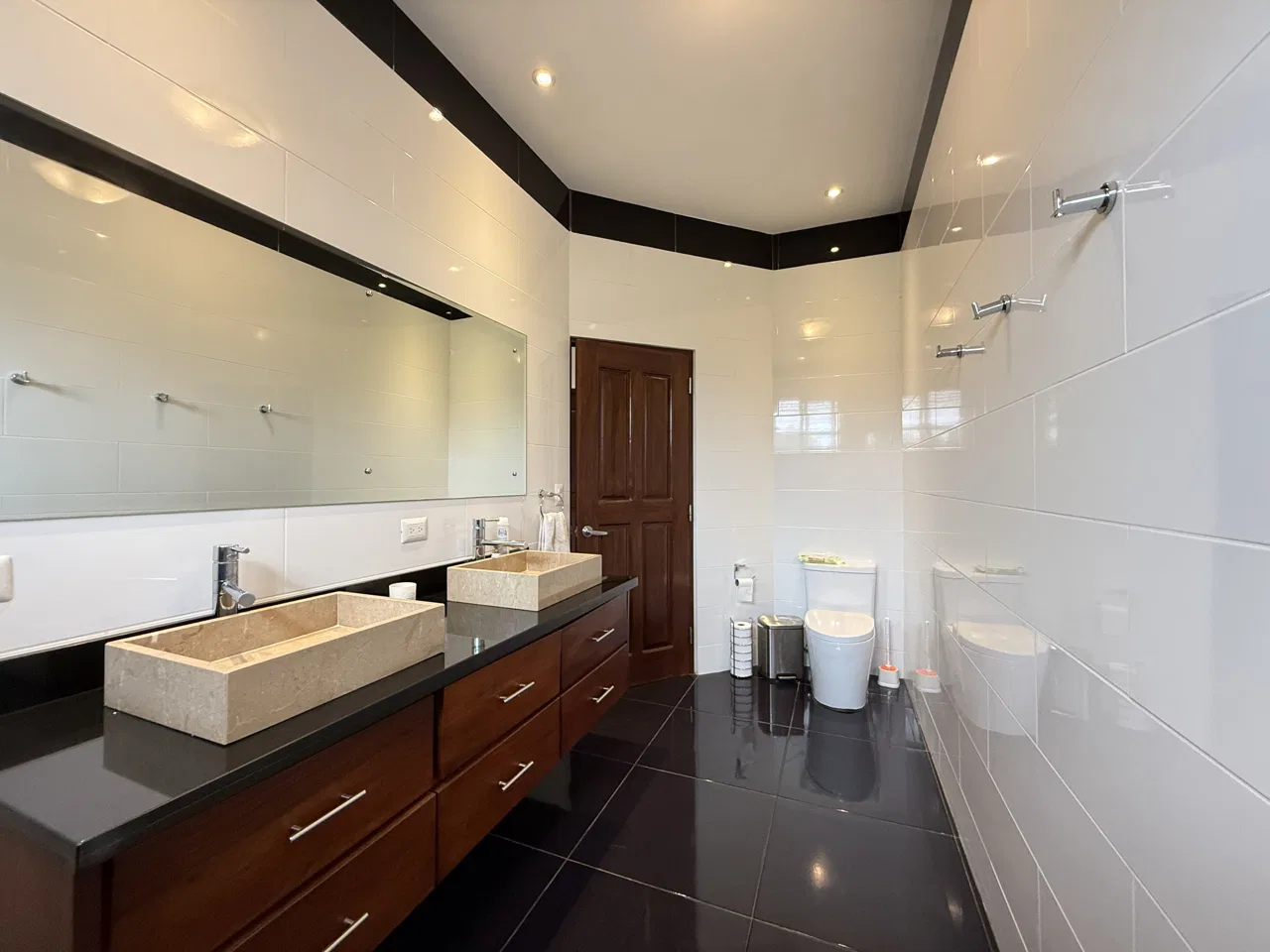 Multi-Home Estate with Endless Possibilities Just 13 Minutes from the Airport, photo 15