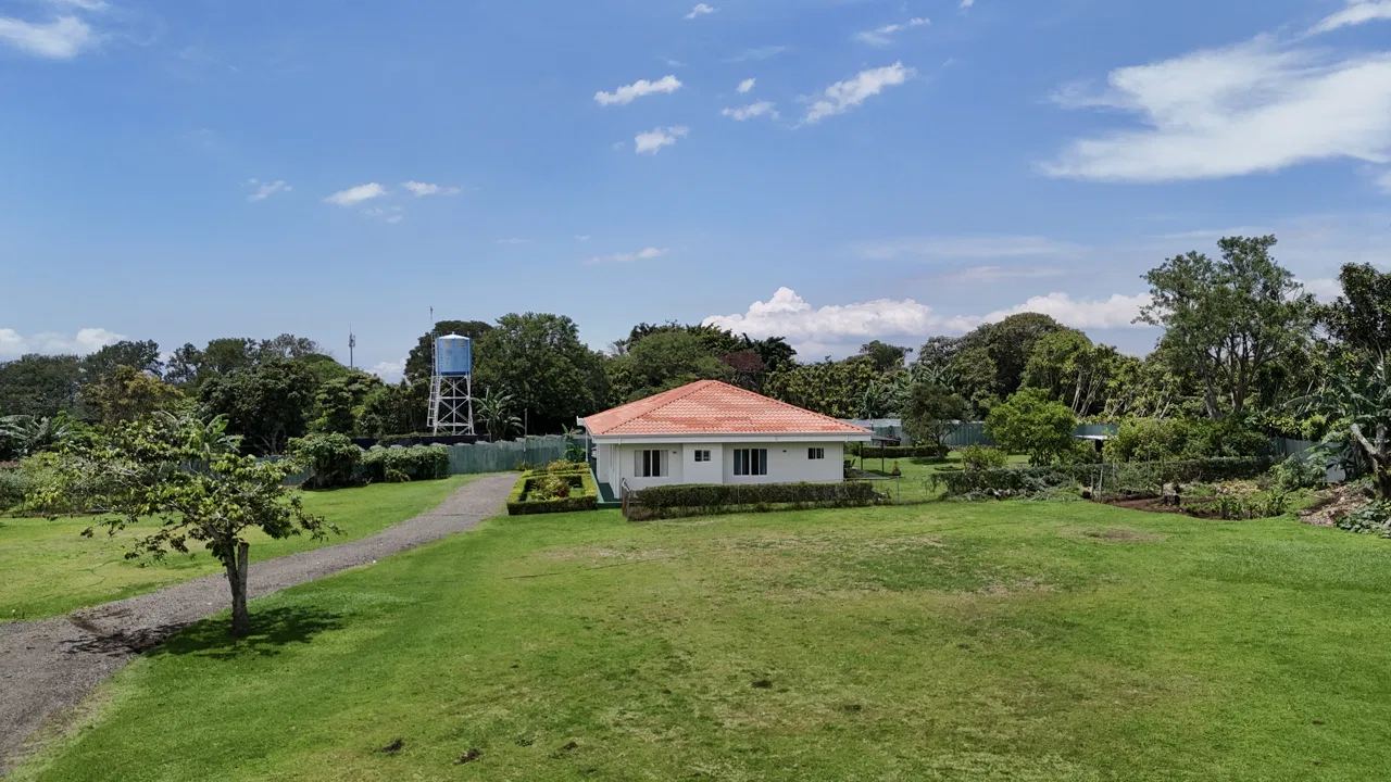 Multi-Home Estate with Endless Possibilities Just 13 Minutes from the Airport, photo 3