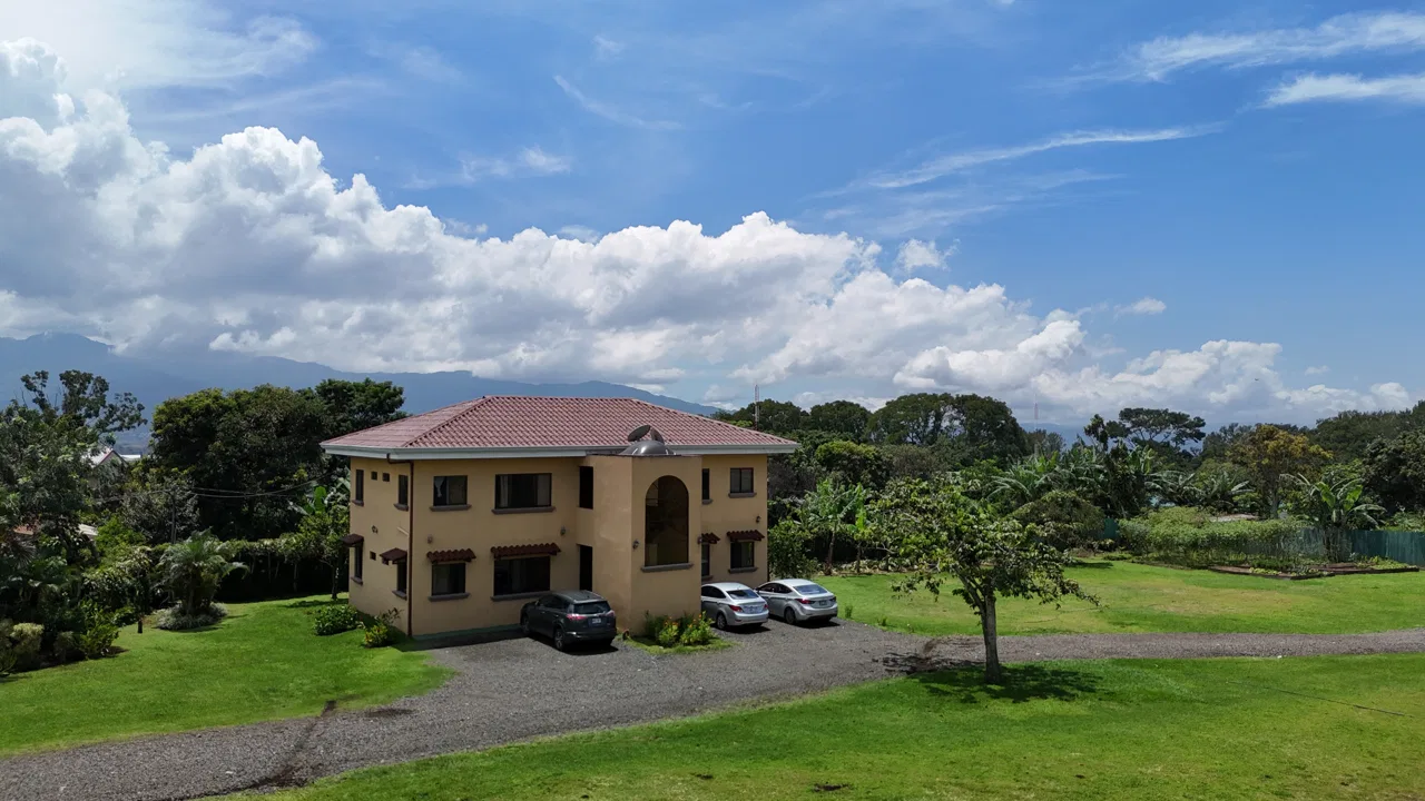 Multi-Home Estate with Endless Possibilities Just 13 Minutes from the Airport, photo 4
