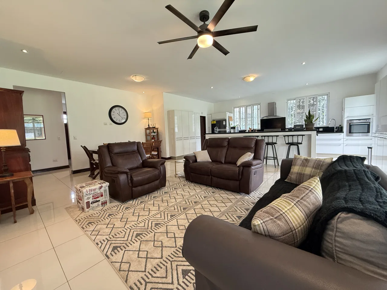 Multi-Home Estate with Endless Possibilities Just 13 Minutes from the Airport, photo 9