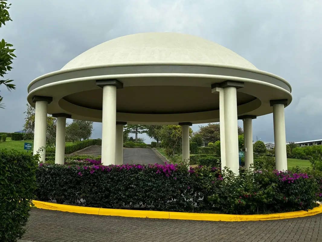 Aproveche la oportunidad de adquirir su campo santo para un futuro, en un lugar privilegiado cerca del Kiosco, rodeado de ...