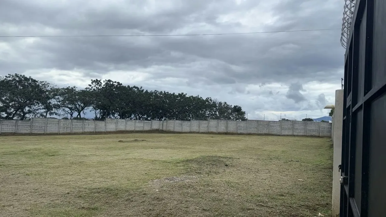 Lote con uso residencial, comercial e industrial de bajo impacto