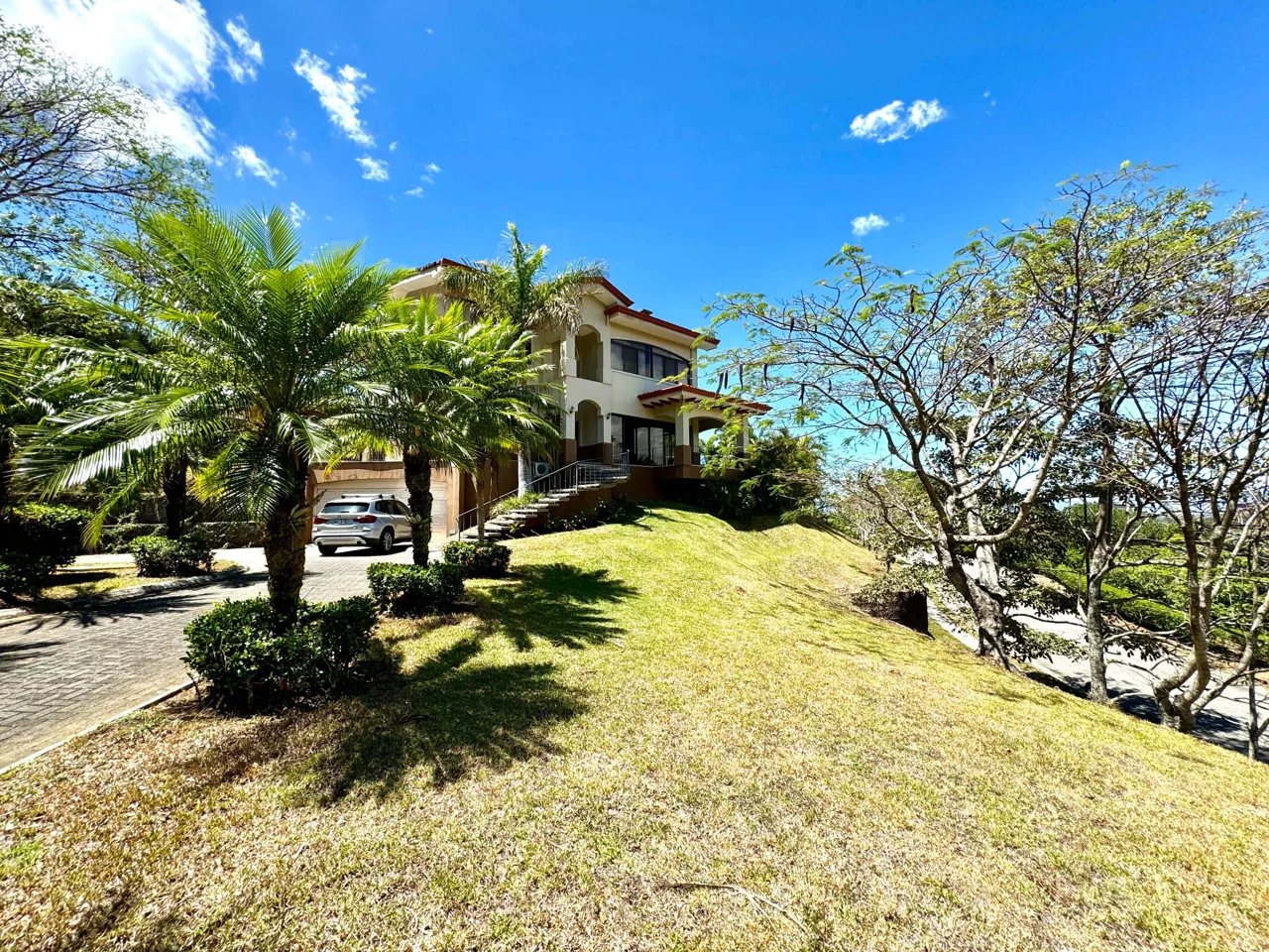 CASA EN VENTA - CONDOMINIO CERRO COLÓN