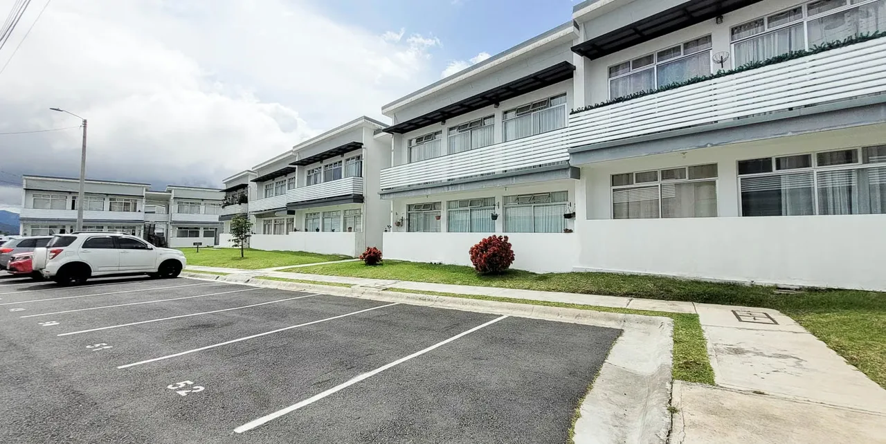 Rent a lovely 2-bedroom apartment in the Las Brumas de Moravia Condominium