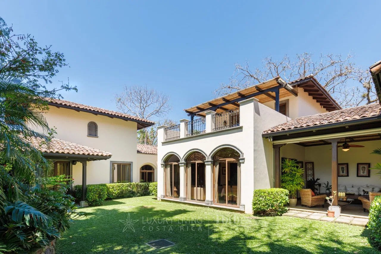 Lovely four bedroom ample home- clubhouse Condominium