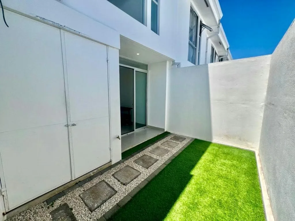Alquiler casa c/ jardín, 2 parqueos techados, línea blanca, aire acondicionado, photo 2