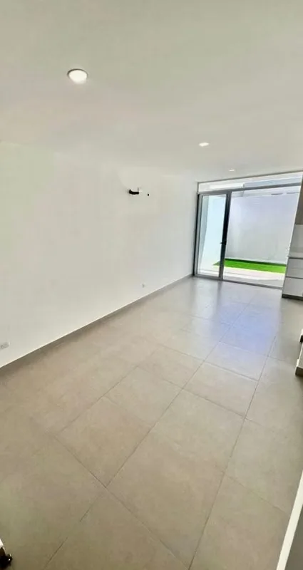 Alquiler casa c/ jardín, 2 parqueos techados, línea blanca, aire acondicionado, photo 3