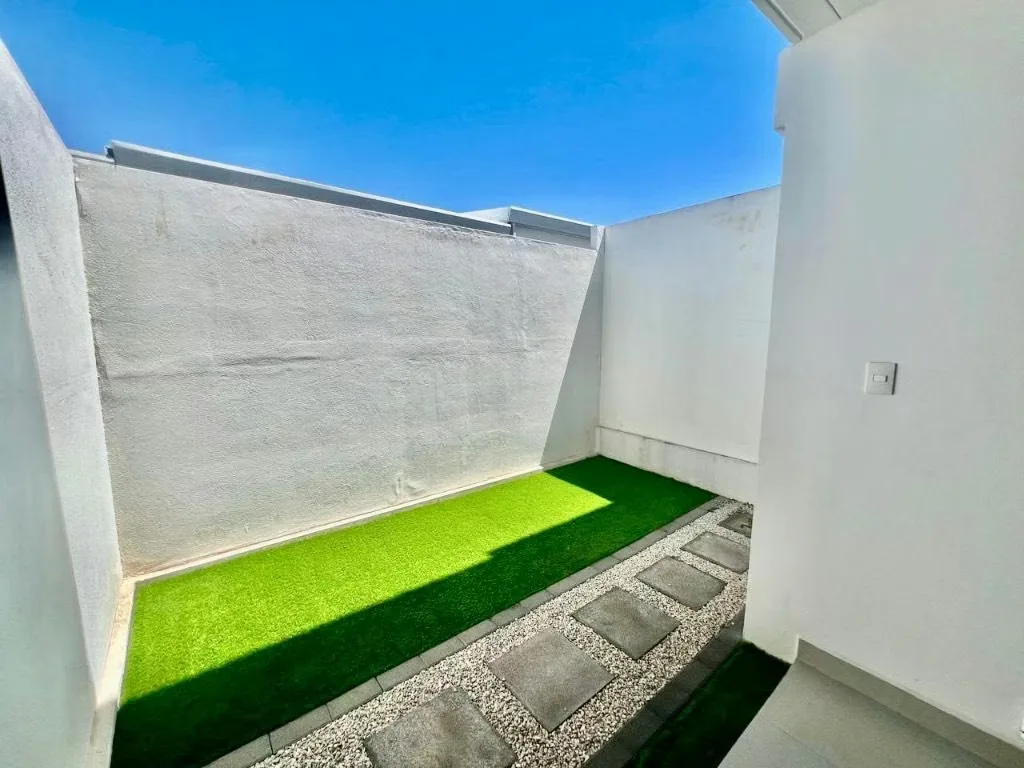 Alquiler casa c/ jardín, 2 parqueos techados, línea blanca, aire acondicionado, photo 6