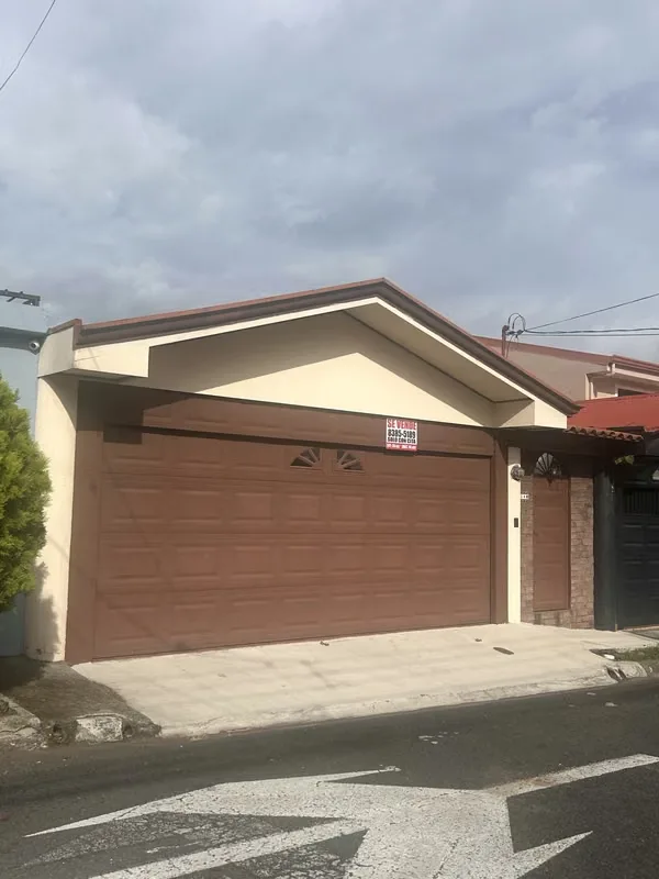 House in San Vicente de Moravia, Urb. The Robles.Security with guard Lot 168 mts2, Construction 150 mts2. Garage for 2 cars 3 rooms (main with bathroom) 2 bathrooms. Living room, dining ...