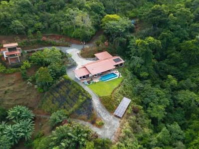 CASA DE LUJO Y CASA DE HUÉSPEDES “ENCOLADA EN” – UN SANTUARIO DE MONTAÑA
