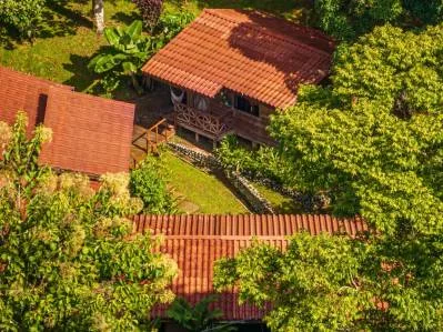 Una casa en la jungla construida con madera y sueños de río.
