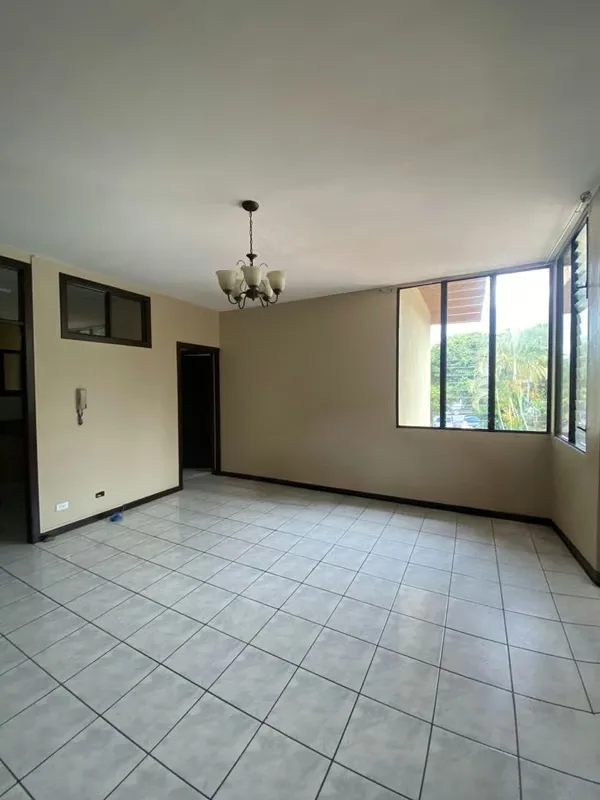Comfortable and well located apartment in Escazú, close to bus stops, supermarkets, banks and restaurants.