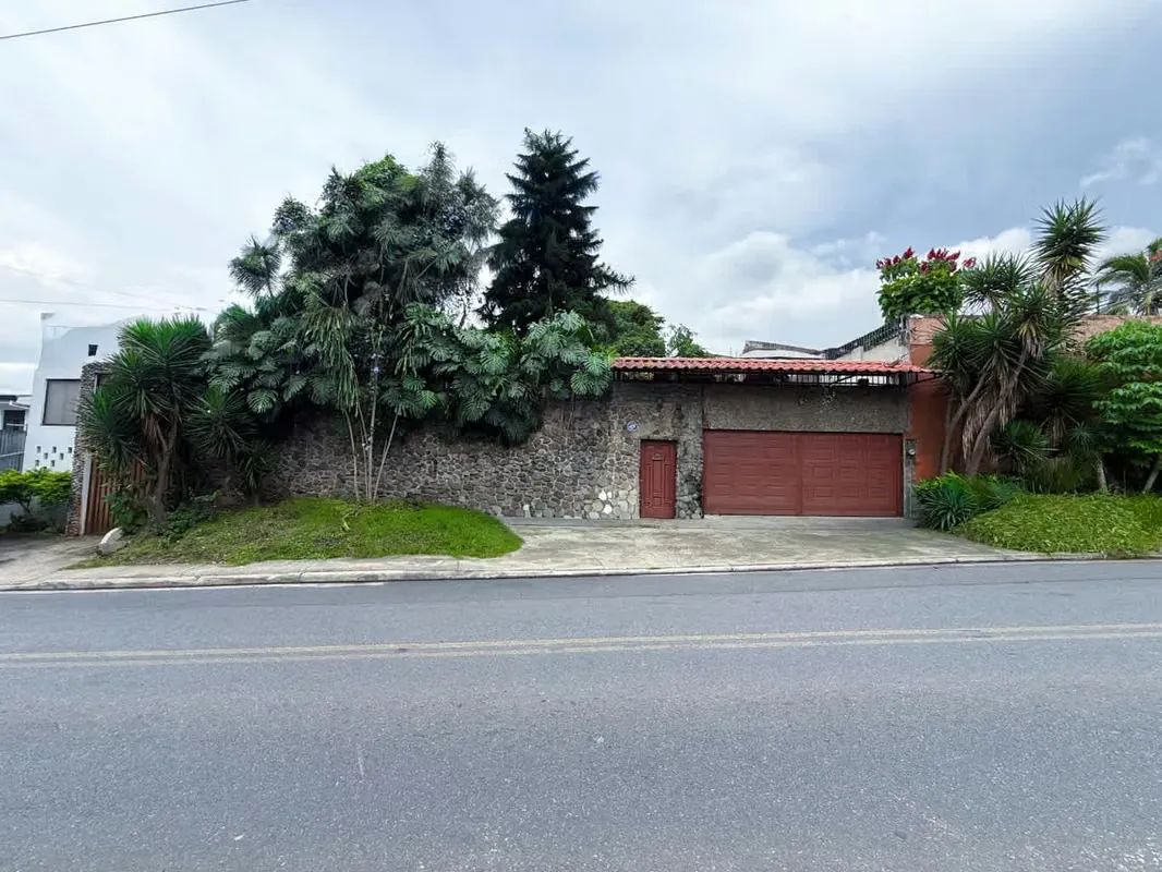 Located in one of the most exclusive and high-value residential areas of western San José, San Rafael de Escazú offers a peaceful environment, cool mountain climate, and close ...