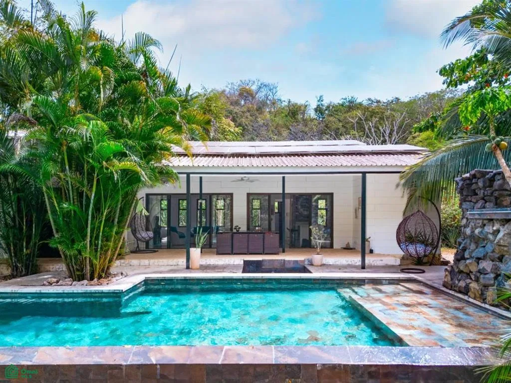 Amplia Propiedad con Dos Casas, Piscina y Potencial de Desarrollo