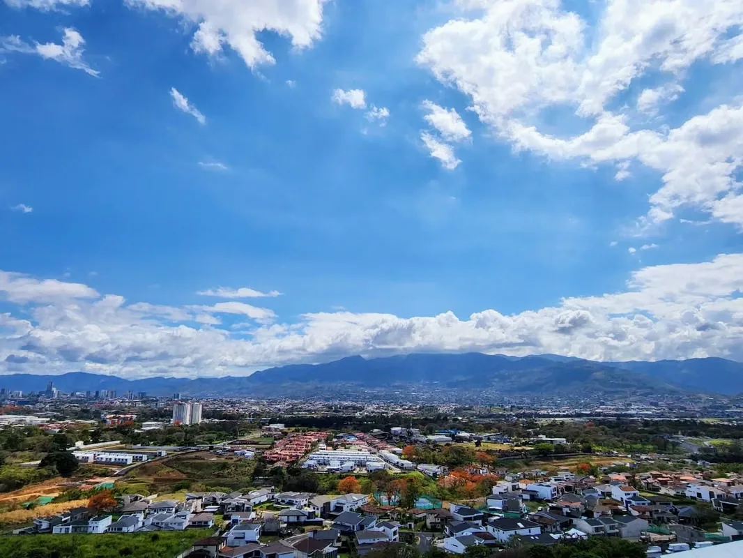 MA Asesorías Alquila hermoso y cómodo apartamento con Vista Espectacular al Valle Central, en Condominio Bellavista, disponibilidad inmediata