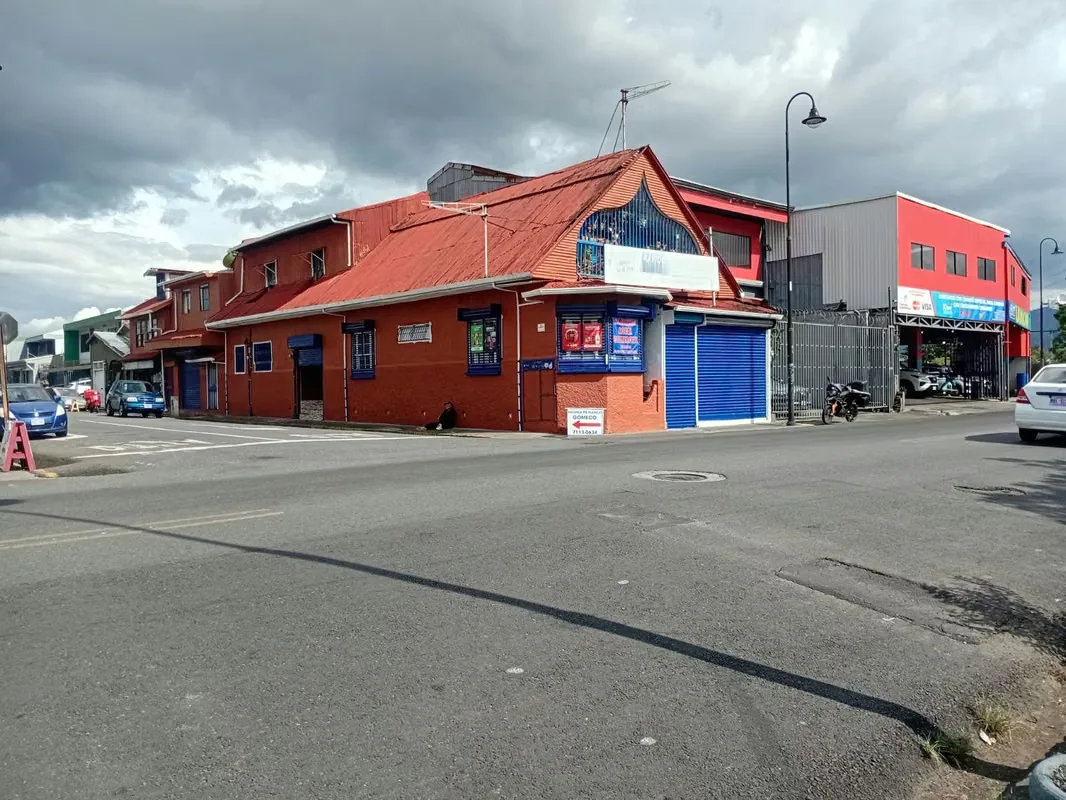 It is rented or VENDE large commercial place in Barrio lujan, main street to the court, corner, central, high vehicle flow and pedestrian, it is 115 meters the place and the property is ...