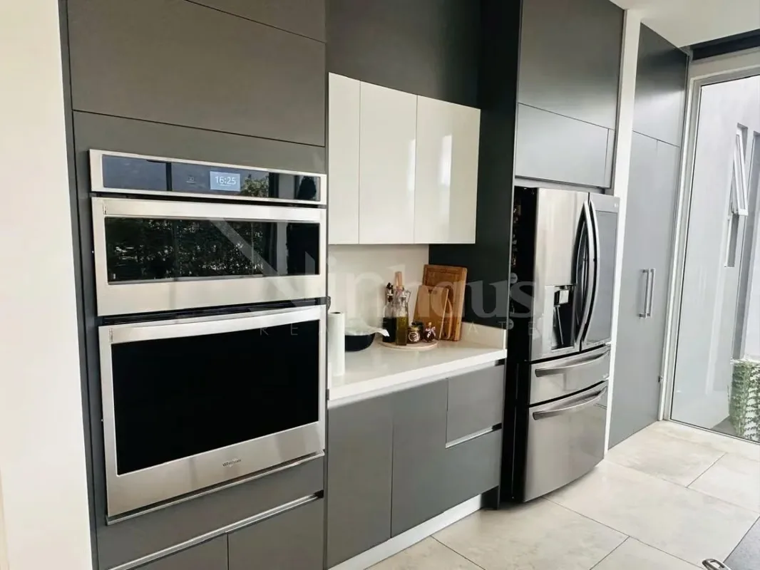 Descubre esta exclusiva casa ubicada en un elegante condominio, diseñada para quienes valoran el lujo, la comodidad y los espacios amplios. Gracias a su generoso terreno, la propiedad ..., photo 2